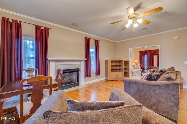 1402 Lake Ridge Square, Johnson City, TN 37601