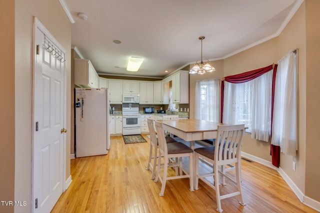 1402 Lake Ridge Square, Johnson City, TN 37601