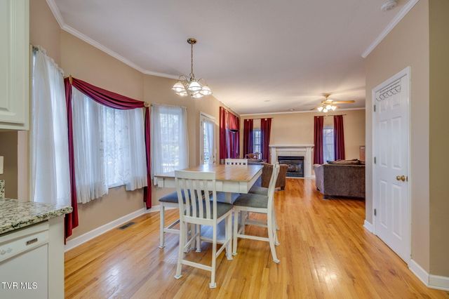 1402 Lake Ridge Square, Johnson City, TN 37601