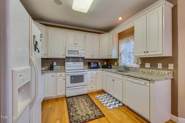 1402 Lake Ridge Square, Johnson City, TN 37601