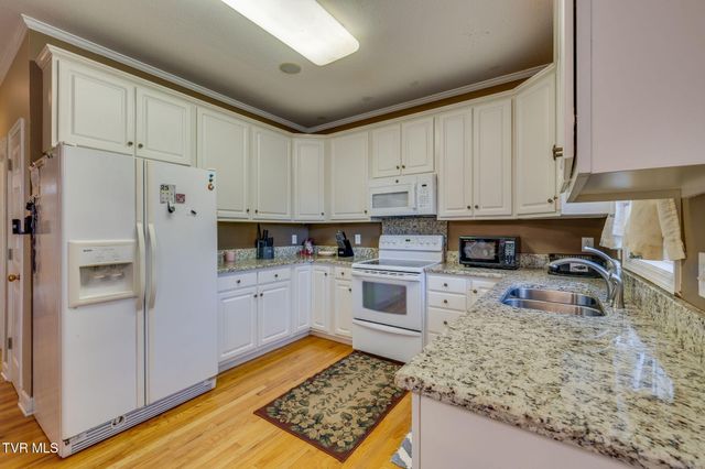 1402 Lake Ridge Square, Johnson City, TN 37601