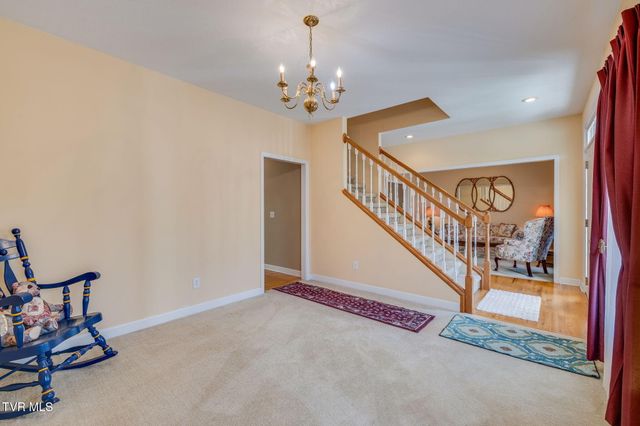 1402 Lake Ridge Square, Johnson City, TN 37601