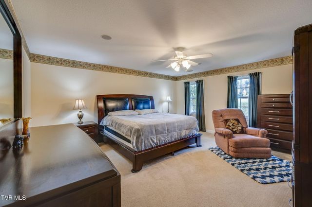 1402 Lake Ridge Square, Johnson City, TN 37601