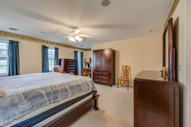 1402 Lake Ridge Square, Johnson City, TN 37601