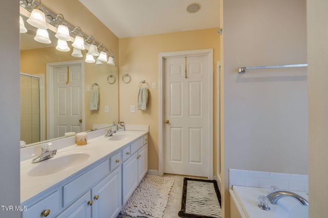 1402 Lake Ridge Square, Johnson City, TN 37601