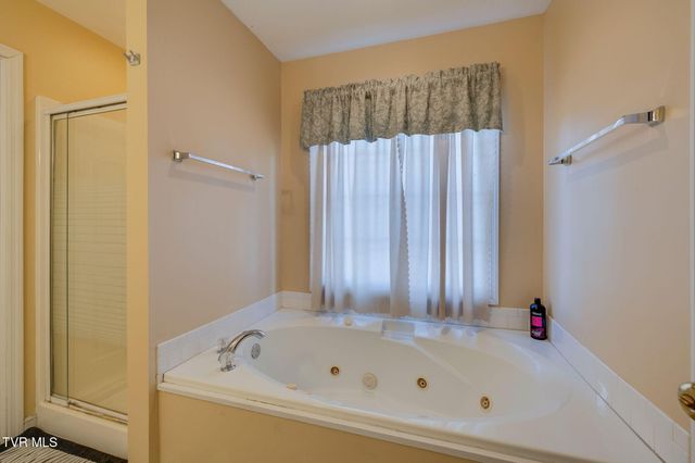 1402 Lake Ridge Square, Johnson City, TN 37601