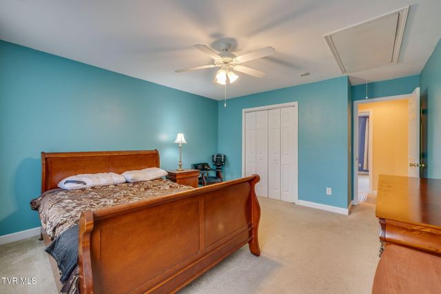 1402 Lake Ridge Square, Johnson City, TN 37601