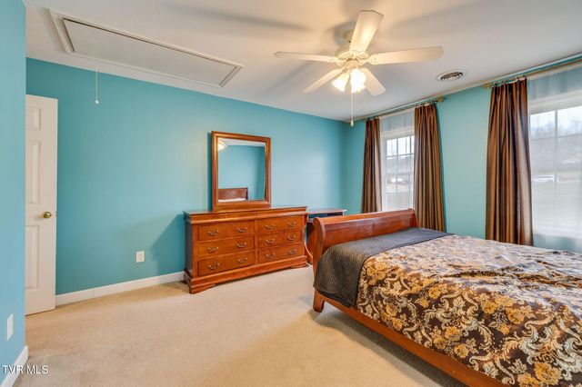 1402 Lake Ridge Square, Johnson City, TN 37601