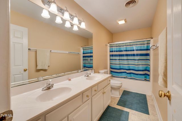 1402 Lake Ridge Square, Johnson City, TN 37601