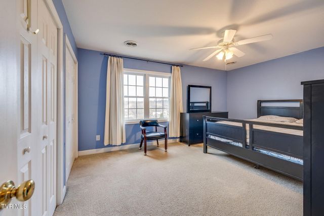 1402 Lake Ridge Square, Johnson City, TN 37601