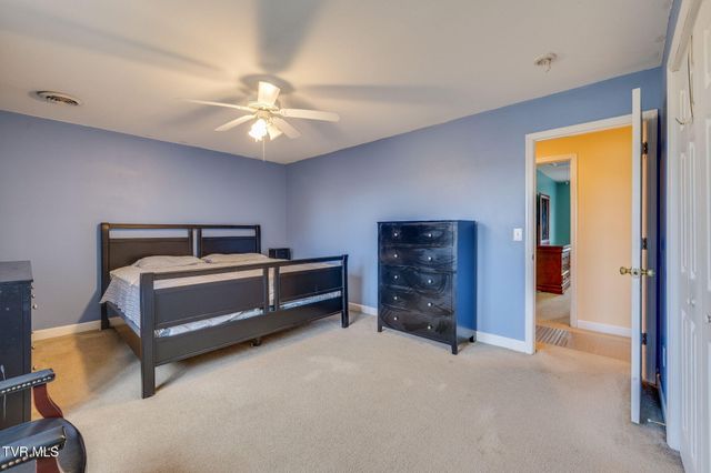 1402 Lake Ridge Square, Johnson City, TN 37601