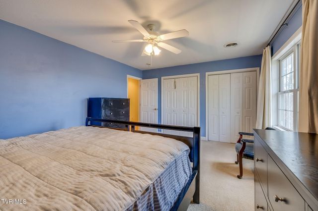 1402 Lake Ridge Square, Johnson City, TN 37601