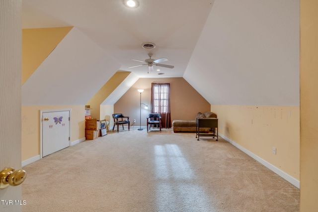 1402 Lake Ridge Square, Johnson City, TN 37601