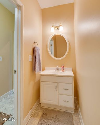 1402 Lake Ridge Square, Johnson City, TN 37601