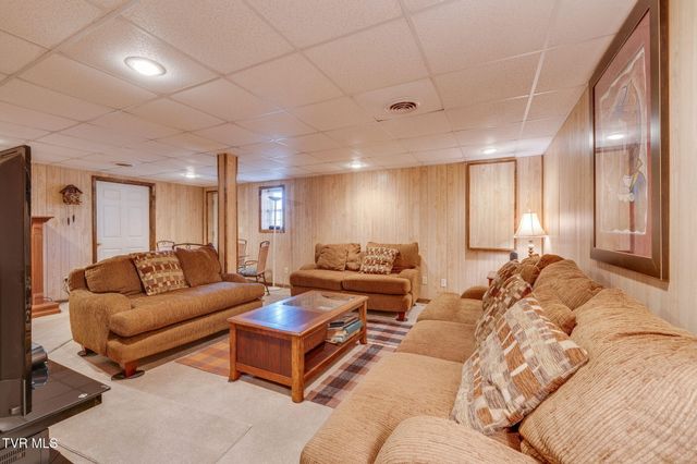 1402 Lake Ridge Square, Johnson City, TN 37601