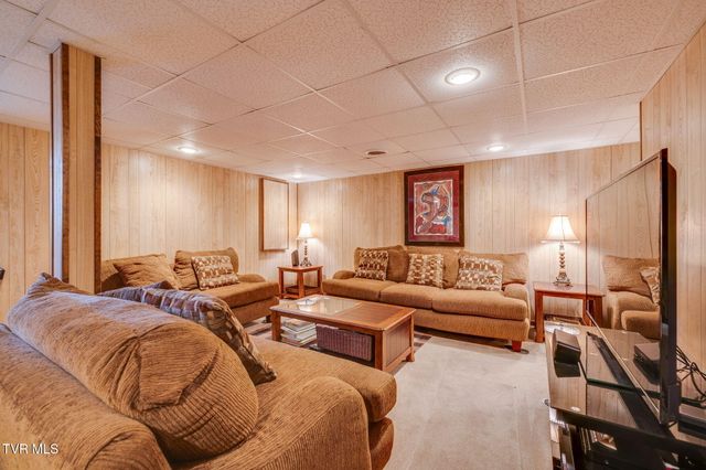 1402 Lake Ridge Square, Johnson City, TN 37601