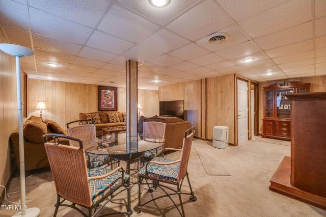 1402 Lake Ridge Square, Johnson City, TN 37601