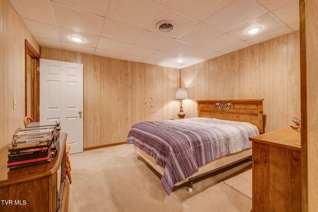 1402 Lake Ridge Square, Johnson City, TN 37601