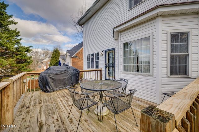 1402 Lake Ridge Square, Johnson City, TN 37601