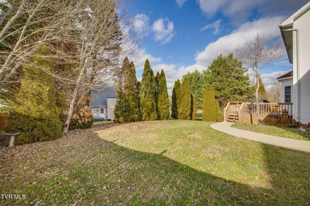 1402 Lake Ridge Square, Johnson City, TN 37601