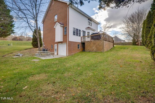 1402 Lake Ridge Square, Johnson City, TN 37601