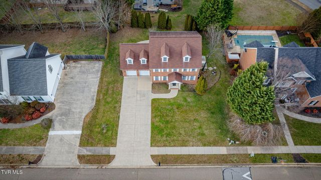 1402 Lake Ridge Square, Johnson City, TN 37601