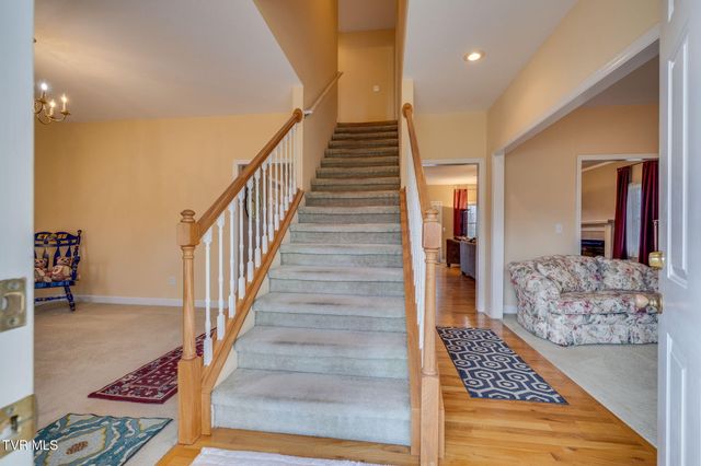 1402 Lake Ridge Square, Johnson City, TN 37601