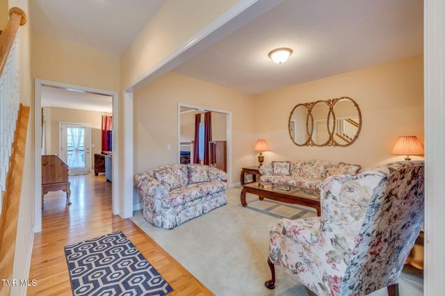 1402 Lake Ridge Square, Johnson City, TN 37601