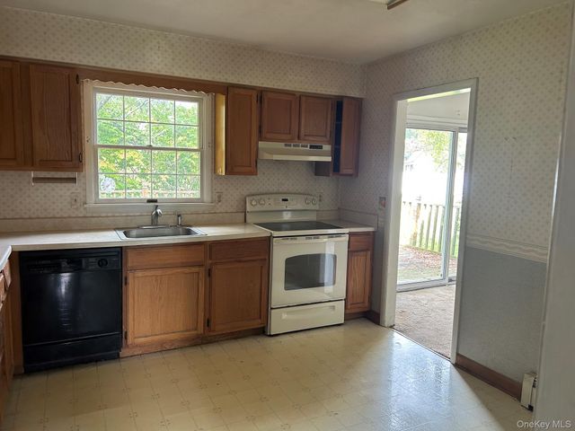 6 Pembroke Road, Washingtonville, NY 10992