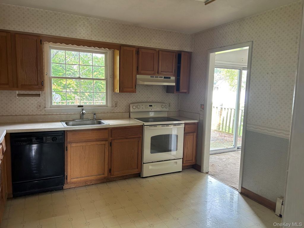 6 Pembroke Road, Washingtonville, NY 10992 — photo 4