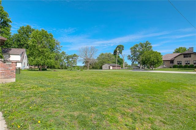 304 Zoe Street, Buckner, MO 64016