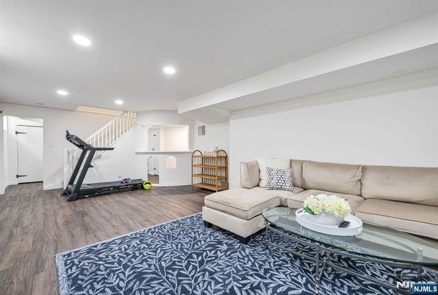 101 Ardmore Road, Ho-ho-kus, NJ 07423