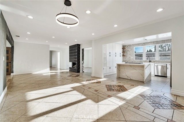 15752 Cobalt Street, Sylmar (los Angeles), CA 91342