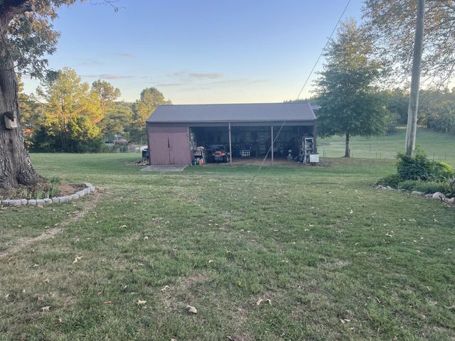 2890 NANCE BEND RD, Clifton, TN 38425