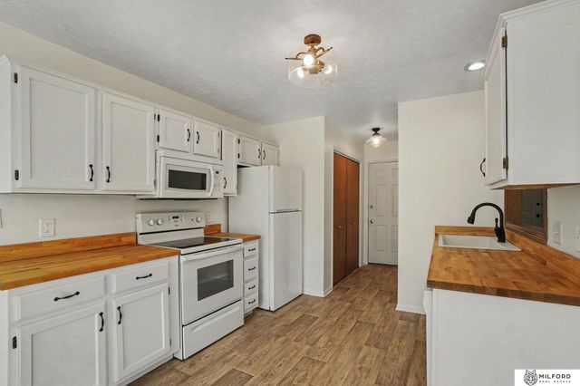 20213 Veterans Drive, Omaha, NE 68022