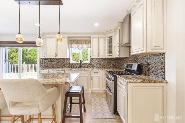 4 Allison Court, Edison, NJ 08820