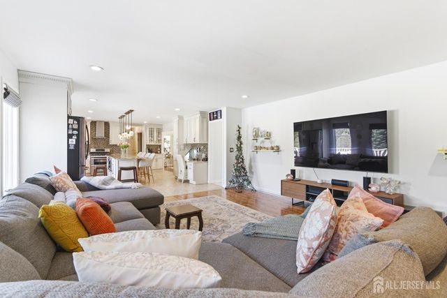 4 Allison Court, Edison, NJ 08820