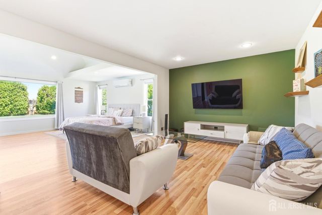 4 Allison Court, Edison, NJ 08820
