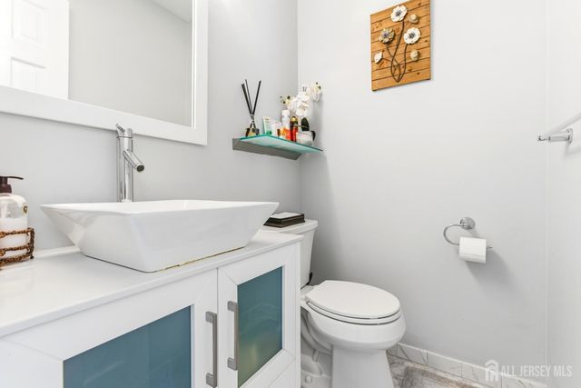 4 Allison Court, Edison, NJ 08820