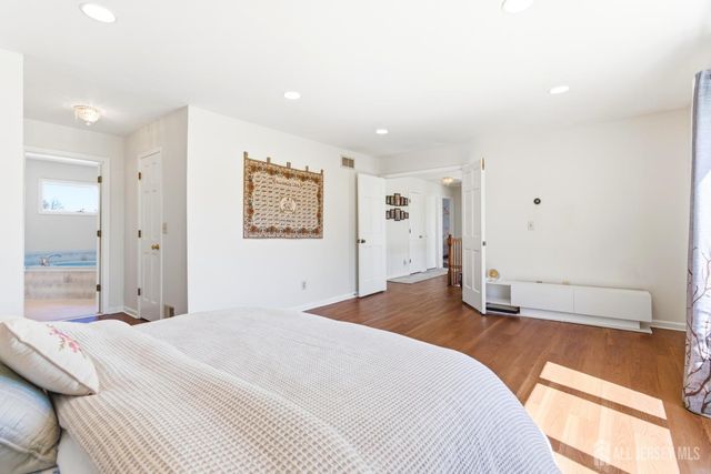 4 Allison Court, Edison, NJ 08820