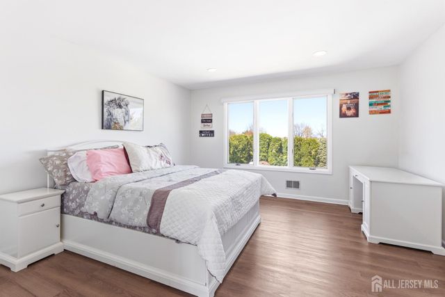 4 Allison Court, Edison, NJ 08820