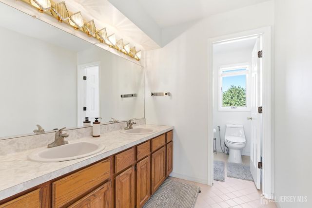 4 Allison Court, Edison, NJ 08820