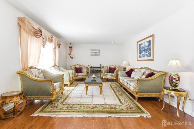 4 Allison Court, Edison, NJ 08820