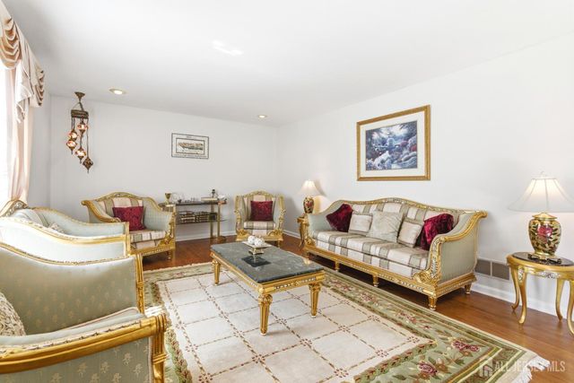 4 Allison Court, Edison, NJ 08820