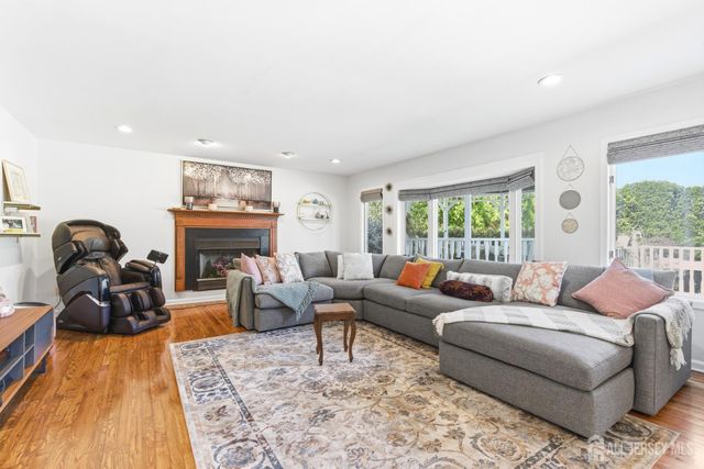 4 Allison Court, Edison, NJ 08820