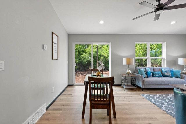 1910 SOUTHLAND LANE, New London, WI 54961