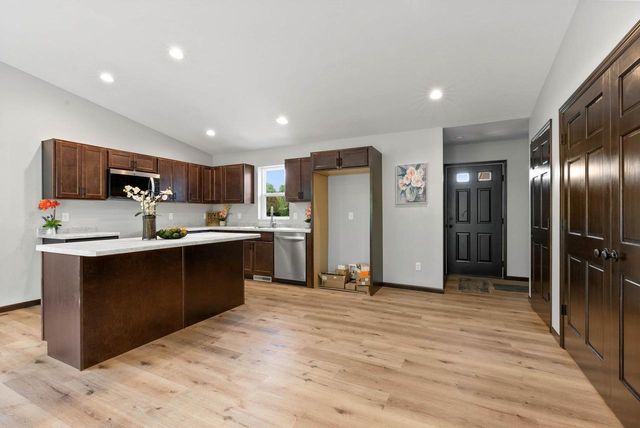 1910 SOUTHLAND LANE, New London, WI 54961