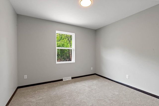 1910 SOUTHLAND LANE, New London, WI 54961