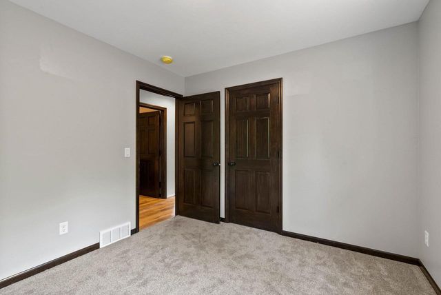 1910 SOUTHLAND LANE, New London, WI 54961