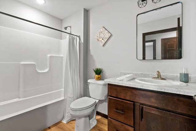 1910 SOUTHLAND LANE, New London, WI 54961